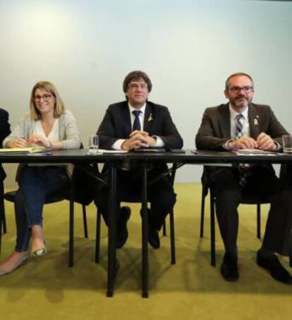 Carles Puigdemont, amb diputats de Junts per Catalunya, a Berlín.
