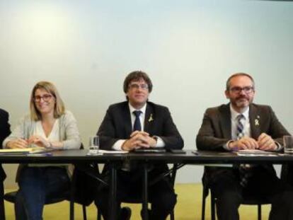 Carles Puigdemont, amb diputats de Junts per Catalunya, a Berlín.