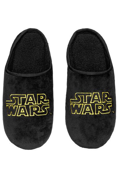 Zapatillas calentitas para estar en casa de H&M (19,99 euros). Son unisex y se convertirán en las compañeras perfectas de una buena maratón Star Wars.