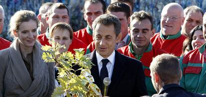 El presidente Nicolas Sarkozy recibe un pequeño roble como regalo por el nacimiento de su hija, durante una visita a una planta de reciclaje en el oeste de Francia, el 20 de octubre de 2011