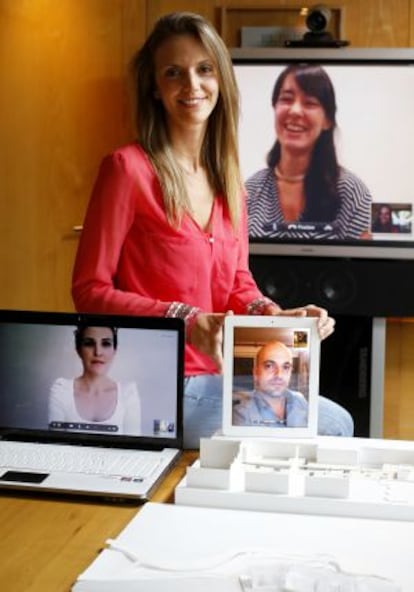 Pilar Moreno, en videoconferencia con compañeros emigrados: Beatriz Asensio, Mario Fernández y Bárbara García.