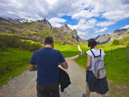 Senderistas en Valle de Lago, en el parque natural de Somiedo (Asturias).