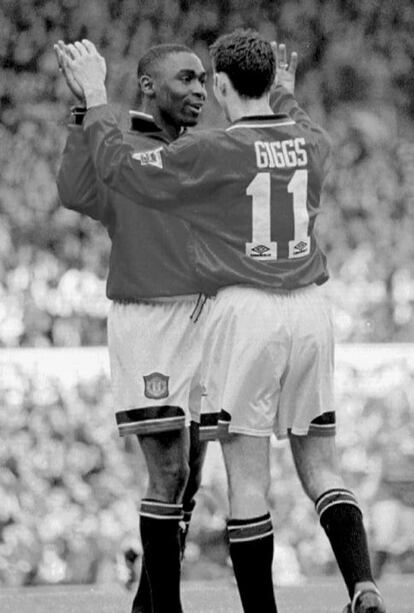 Ryan Giggs felicita a su compañero Andy Cole después de que este consiguiese un gol ante el Ipswich Town en 1995.
