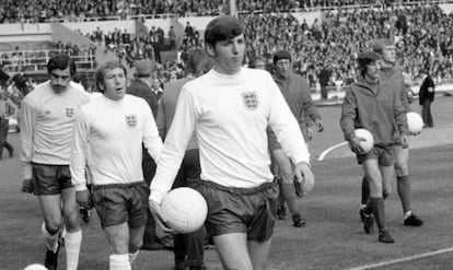 Martin Peters, en primer término, con la selección inglesa en 1971