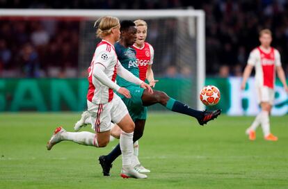 Victor Wanyama (en el centro), del Tottenham, toca el esférico ante la presión de Kasper Dolberg (en primer plano) y Donny van de Beek.