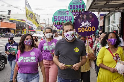Guilherme Boulos, como candidato del PSOL a alcalde, en su barrio de São Paulo el pasado 14 de noviembre.