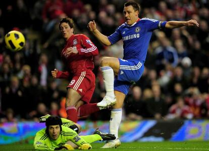 Torres anota un gol ante John Terry y Petr Cech en un partido de la Premier en Anfield.