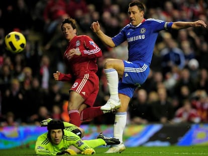 Torres anota un gol ante John Terry y Petr Cech en un partido de la Premier en Anfield.