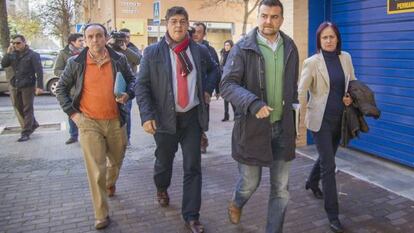 De izquierda a derecha, Rafael Rodr&iacute;guez, Diego Valderas, Antonio Ma&iacute;llo y la diputada de IU Rosal&iacute;a Mart&iacute;n en Sevilla. 