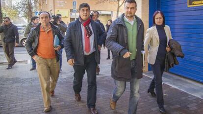 De izquierda a derecha, Rafael Rodr&iacute;guez, Diego Valderas, Antonio Ma&iacute;llo y la diputada de IU Rosal&iacute;a Mart&iacute;n en Sevilla. 