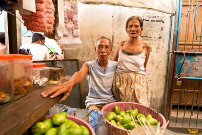 Jaime Cavanillas emigró de Palawan cuando tenía 18 años. Joven y aventurero buscaba nuevas oportunidades en la ciudad. Se instaló en el cementerio y aquí sigue. A sus 69 años atiende su puesto de mango verde y chucherías sin perder la sonrisa.