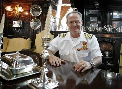 Javier Romero en la cámara del <i>Elcano,</i> donde recibe a las personalidades de los países que el barco visita en sus cruceros de instrucción.