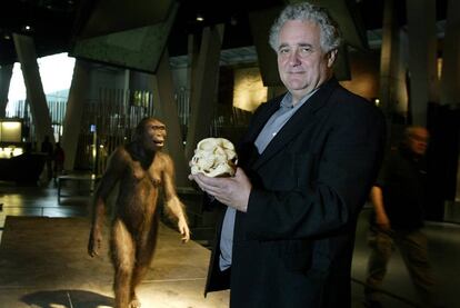 Jorge Wagensberg, en 2005, mostrando el cr&aacute;neo Dmanisi (Georgia) en el CosmoCaixa de Barcelona.