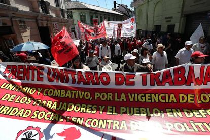 Miles de personas participan en una manifestación con motivo del Día Internacional del Trabajo en Quito (Ecuador). Varios miles de trabajadores ecuatorianos salieron este miércoles a las calles de Quito en una manifestación convocada por los principales sindicatos para protestar por un reciente acuerdo con el FMI, pedir más lucha contra la corrupción y reivindicar un trabajo digno.