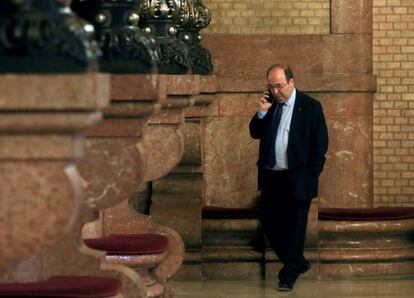 Miquel Iceta en los pasillos del Parlament.