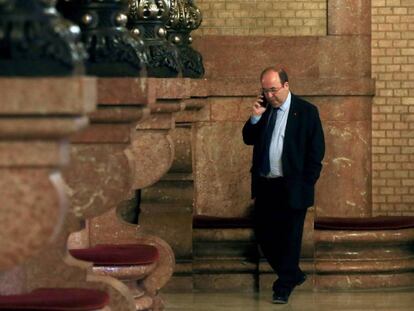 Miquel Iceta en los pasillos del Parlament.