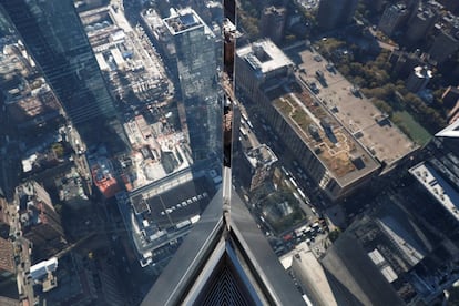 Vista desde el suelo de cristal del edificio. 