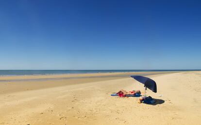 Una de las kilom&eacute;tricas playas de la costa de Huelva. 