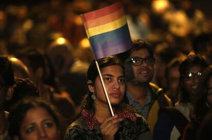 Partidarios de los derechos de los homosexuales asisten a un acto de protesta en Nueva Delhi (India), tras conocerse la decisión del tribunal superior indio que ha dictaminado que una ley de la época colonial que penalizaba la homosexualidad permanecerá vigente.