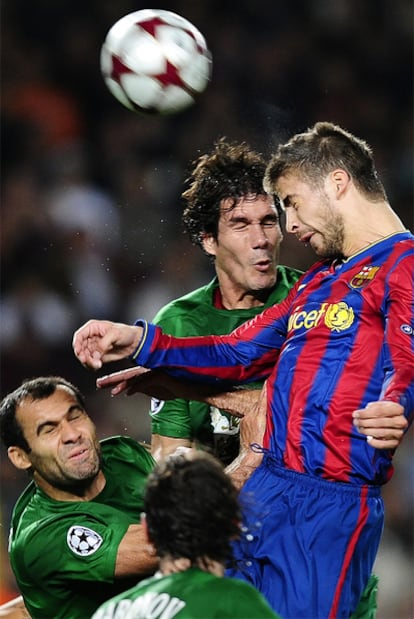 Navas y Piqué saltan por el balón la temporada pasada.