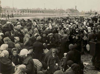 Las fotos del ‘Álbum de Auschwitz’ muestran uno de los momentos más atroces de la historia de la humanidad, el proceso de selección en el andén de Birkenau, donde los deportados, en apenas unos segundos, eran seleccionados por médicos de las SS para vivir o para morir inmediatamente. En esta imagen, los judíos se preparan para el proceso de selección.