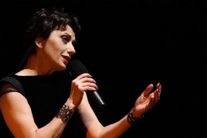 Luz Casal, durante una actuación en París en abril de 2010.
