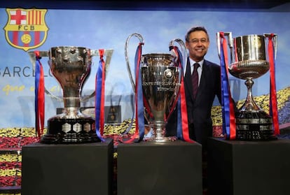 Bartomeu, amb les tres copes que ha conquerit el Barça aquesta temporada.