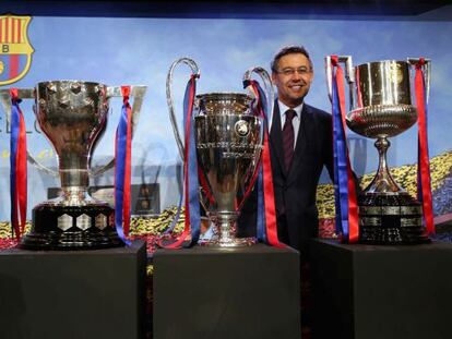 Bartomeu, junto a las tres copas que conquisto el Barça esta temporada.