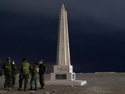 Un grupo de carabineros patrulla la frontera entre Chile y Perú, en Arica, en 2021.