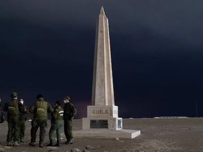 Un grupo de carabineros patrulla la frontera entre Chile y Perú, en Arica, en 2021.