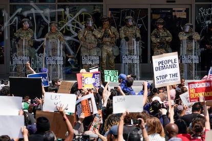 Tropas de la Guardia Nacional de California montan guardia durante una manifestación en el centro de Los Ángeles, California este lunes.