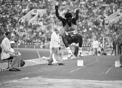 João Carlos de Oliveira, durante su participación en los Juegos Olímpicos de Moscú en 1980. El árbitro sentado a su derecha es Robert Zotko.