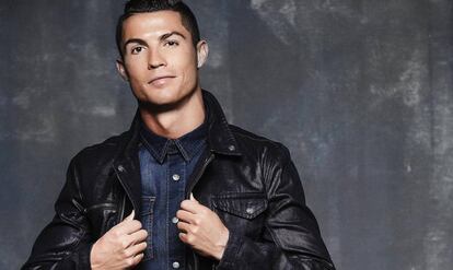 Cristiano Ronaldo, modela su l&iacute;nea de ropa Demin.
