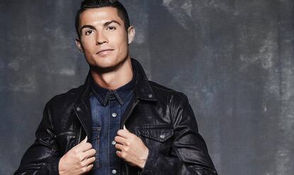 Cristiano Ronaldo, modela su línea de ropa Demin.
