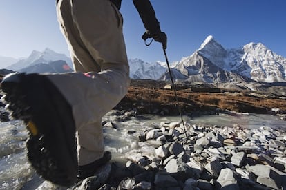 Muchos picos del Himalaya de Nepal se encuentran en la delgada línea que separa el senderismo del montañismo. Para subir a esta treintena de cumbres, que se elevan entre los 5.500 y 6.500 metros, no hacen falta engorrosos (burocráticamente) y costosos permisos de ascensión; eso sí, algunas de estas rutas no son aptas para simples senderistas. de escalada. Los picos más idóneos para practicar senderismo en altitud en la región del Khumbu (en la imagen) son el Imja Tse (6.189 metros) y el Mera Peak (6.476 metros).