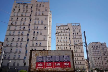 Carteles del PSOE en Parla Este, donde el PP ha pasado de ser la cuarta fuerza a ser la primera tras los comicios del 4 de mayo.