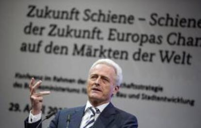 El ministro alemán de Fomento, Peter Ramsauer, comparece durante una rueda de prensa ofrecida sobre el futuro del ferrocarril en Europa, en Múnich, Alemania, hoy, lunes 29 de abril de 2013.