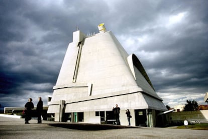 La iglesia de San Pedro, diseñada por Le Corbusier en Firminy, Francia.