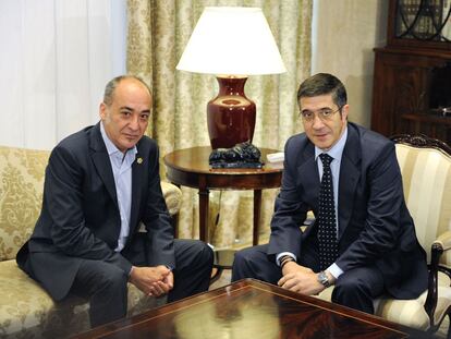 El <b><i>lehendakari,</b></i> Patxi López, a la derecha, junto a Martin Garitano, ayer en Vitoria.