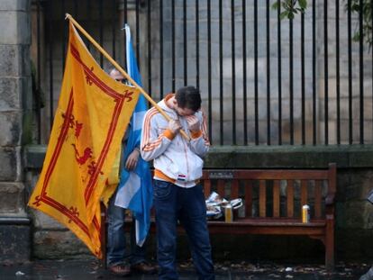 Un partidario del s&iacute; tras conocer el resultado, el viernes en Edimburgo