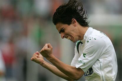 El israelí del Racing Yossi Shai Benayoun celebra su gol esta tarde en El Sardinero.