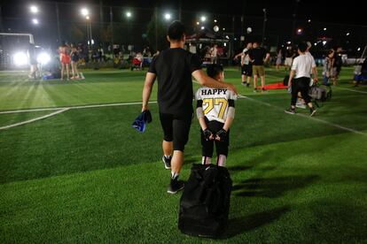 Un jugador de los Eagles abandona el campo, tras derrotar a los Sharklets en la Future League American Football.