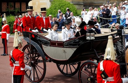 Tras la ceremonia, la reina Isabel, de 93 años, ofreció un almuerzo a los reyes de España y de Holanda al que asistieron otros miembros de la familia real británica, entre ellos, el príncipe Carlos y su esposa, Camilla, duquesa de Cornualles. En la imagen, la duquesa de Cambridge y doña Letizia, tras la ceremonia.