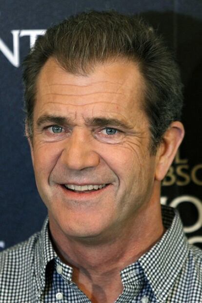 Mel Gibson prefiere que las cosas malas le pasen en las películas que hace, para no tener que sufrirlas en la vida real. El actor, que tras mantenerse seis años detrás de las pantallas protagoniza la película <i>Al límite</i>, dice que los papeles tristes le hacen apreciar su propia vida. "No soy bueno sufriendo, tampoco en las películas: tengo que gritar mucho y lo odio. Pero hay una ventaja: el sufrimiento te hace humilde y, al final, encuentras la redención. Es un proceso emocionante para mí. Me gusta que me toque, una y otra vez", explica Gibson, que asegura que a sus 54 años prefiere ir a pescar que hacer una película que no le sirva de algo. "Cuando te das cuenta de que ya ha pasado la mitad de tu vida, no quieres hacer más mierdas", concluye.