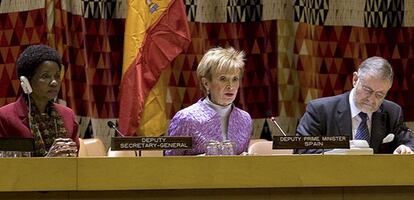 La vicepresidenta primera del Gobierno español, María Teresa Fernández de la Vega (c), junto a la vicesecretaria de la ONU, Asha Rose Migiro, y al representante permanente de España ante Naciones Unidas, José Antonio Yañez-Barnuevo