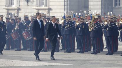 El rey Felipe VI y Mauricio Macri pasan revista al batallón de honor en la solemne ceremonia de bienvenida en el Palacio Real con la que se estrena el nuevo protocolo de recibimientos oficiales para visitas de Estado.