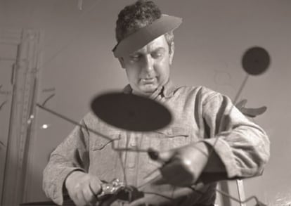 Calder fotografiado por Herbert Matter en su estudio 1936.