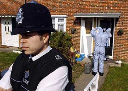 Un policía británico ayer ante una casa de Crawley, mientras los forenses se preparan para entrar.