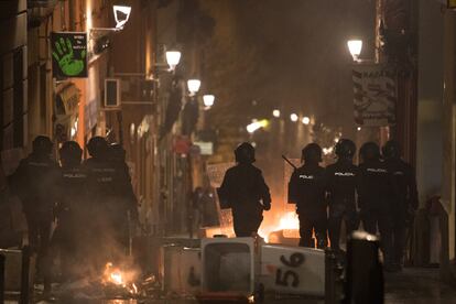 Policías antidisturbios en la calle Mesón de Paredes con la calle del Oso, en el barrio de Lavapiés de Madrid.