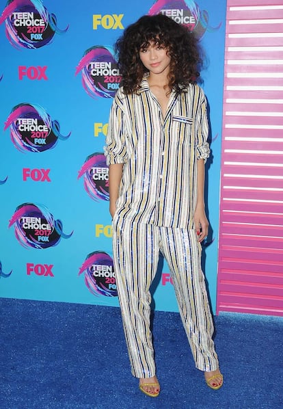 La actriz Zendaya apostó por un estilismo 'pijamero' estampado a rayas firmado por la marca británica Ashish.